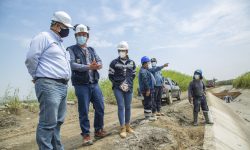 MAS DE 5 TONELADAS DE MALEZA Y RESIDUOS CHINECAS LIMPIA 20 KILOMETROS DE CANAL CHIMBOTE