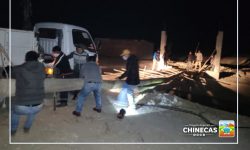 CHINECAS RETIRAN PUENTE INFORMAL UTILIZADO POR INVASORES
